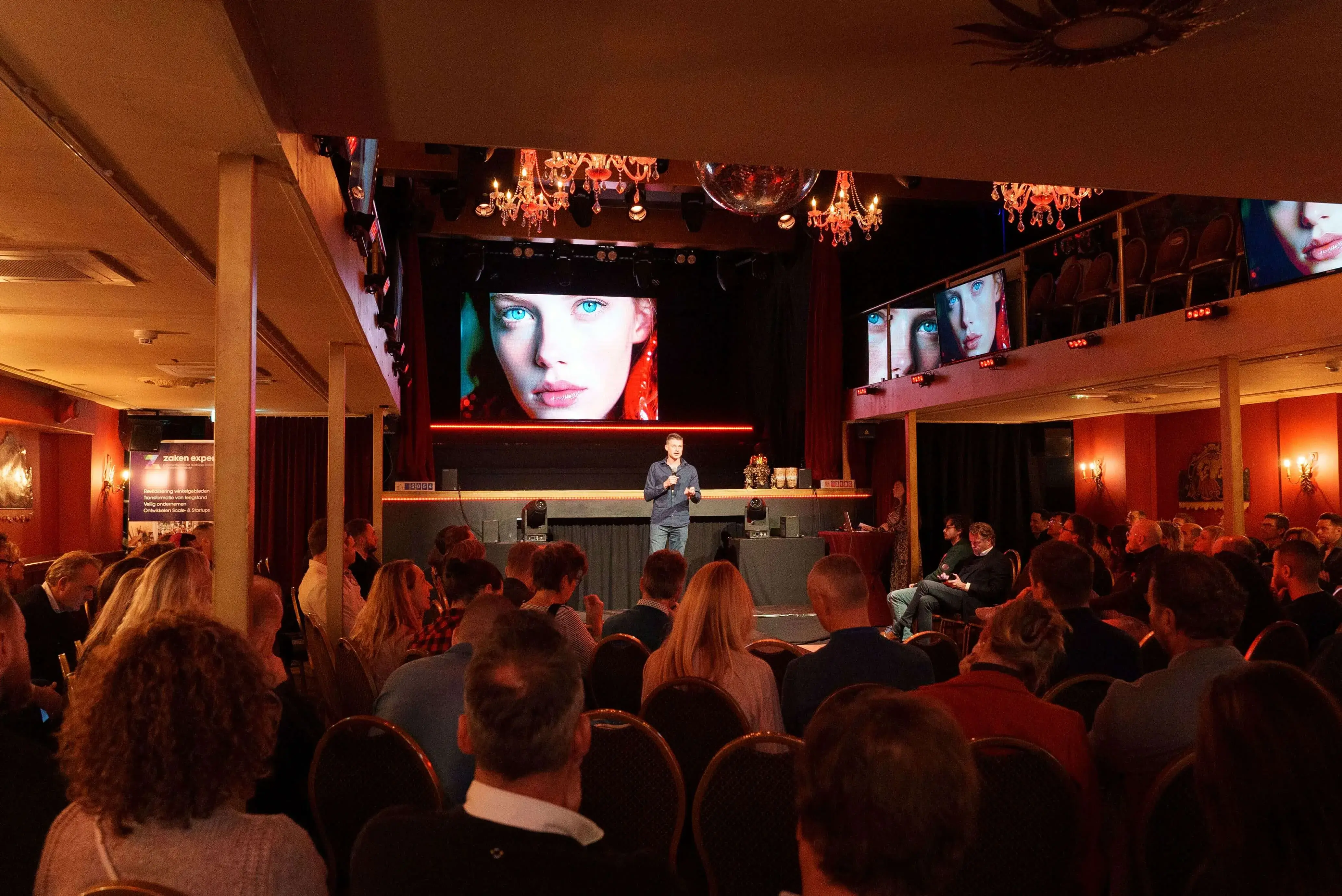 Jonathan IJzerman geeft een AI-presentatie