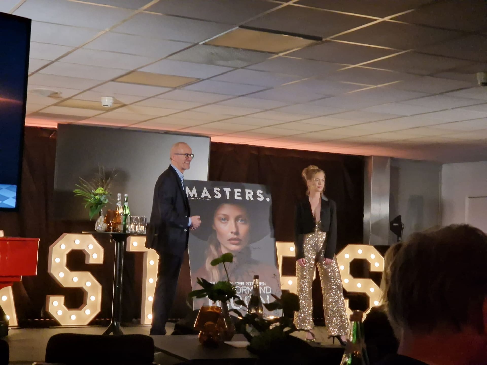 Onthulling van de Masters Magazine AI-cover op het podium