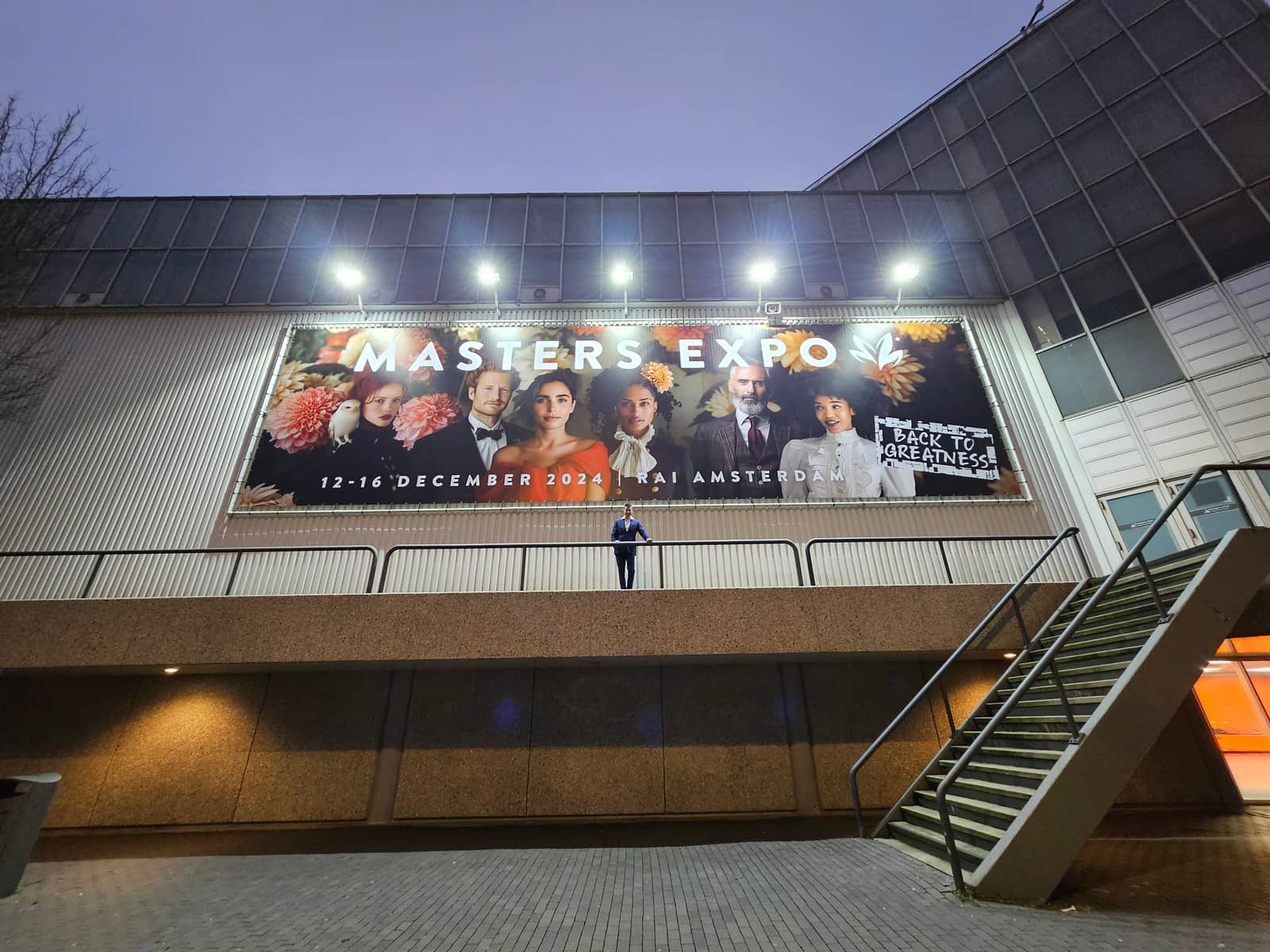 Synthografie-banner op de gevel van de RAI Amsterdam bij Masters Expo